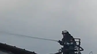 Sakarya’da bir binanın çatısı alevlere teslim oldu