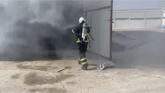 Kızıltepe’deki depoda iş makinesi yandı
