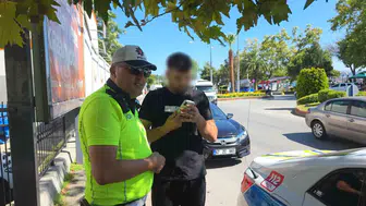 Trafik polisi bir telefonla dolandırılmaktan kurtardı