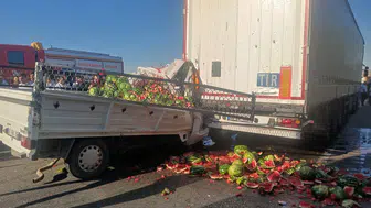 Manisa’da TIR’a çarpan kamyonet hurdaya döndü