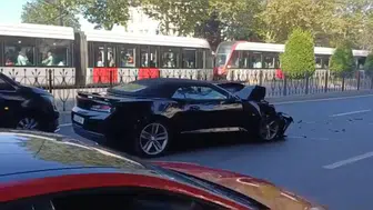Fatih’te çarptığı minibüsü bırakıp kaçtı