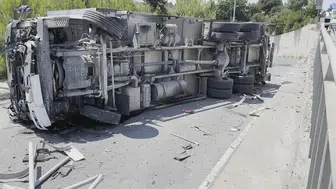 Arnavutköy'de market kamyonu bariyerleri aşıp yan yola devrildi