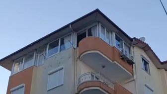 Antalya'da fırtına apartman penceresini yola savurdu