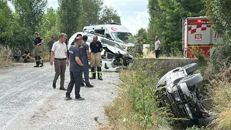 Kütahya’da kavşakta çarpışan araç kanala uçtu