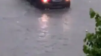 İstanbul’da aniden bastıran sağanak trafiği kilitledi