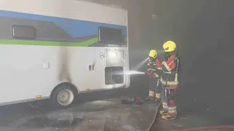 Burhaniye'de park halindeki karavan alevlere teslim oldu
