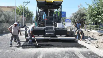 Kuşadası Karaova’da yol çalışmaları bitiyor