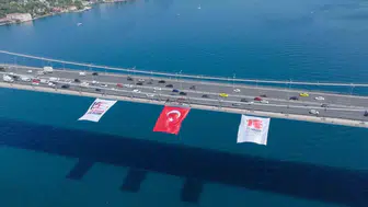 Boğaz ve çevresindeki beş dev köprü ay yıldızlı bayraklarla donatıldı