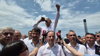 Özgür Özel Zonguldak'ta bankın üzerine çıkıp seçmene seslendi