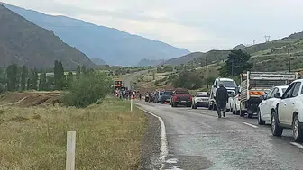 Erzurum Oltu yolunda sel trafiği kesti