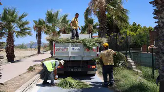 Kuşadası parkları ve caddeleri sezona yenilenerek hazırlanıyor