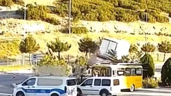 Isparta'da seyir halindeki tır terminal önünde devrildi