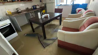 Avcılar'da patlayan su vanası evi havuzuna çevirdi