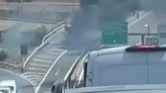 Başakşehir'de seyir halindeki kamyonet alevlere teslim oldu