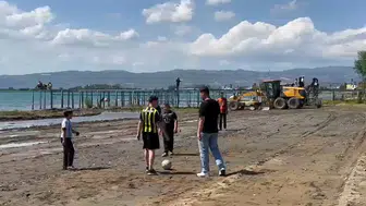 İznik Gölü çekildi, eski iskeleler futbol sahasına dönüştü