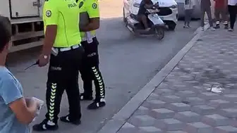 Kamyonetini kendi tamir etmeye çalışan sürücü hastanelik oldu
