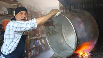 Sivaslı ustalar yaz sıcağında kışlık bakırları kalaylıyor