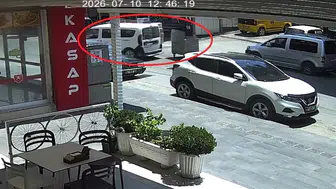 Yokuş aşağı hızlanan çöp konteyneri seyir halindeki araca çarptı
