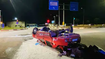Tokat’ta tır ile otomobil kavşakta çarpıştı