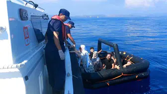 Marmaris açıklarında can salına terk edilen 8 kişiyi Türk ekipler kurtardı