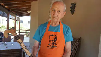 Emekli müdürün elinden çıkan kızılcık ağacı bastonlar