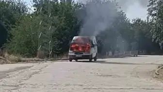Elazığ Yurtbaşı'nda minibüs yangını trafiği ve çevreyi alarma geçirdi