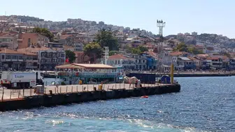 Mudanya kıyılarında şişme botla sürüklenen genci iskele görevlisi kurtardı
