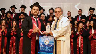 Erciyes Üniversitesi Veteriner Fakültesi'nden 78 yeni hekim mezun oldu