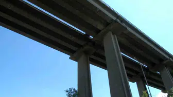 Eyüpsultan’da viyadükten düşen beton parçası otomobili kullanılamaz hale getirdi