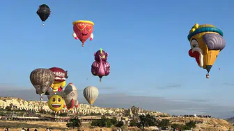 Kapadokya semaları ilginç figürlü balonlarla şenlendi