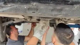 Osmaniye'de İtfaiye Ekipleri Motor Bölümünde Sıkışan Kediyi Kurtardı