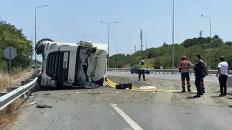 Arnavutköy yolunda hafriyat kamyonu devrildi