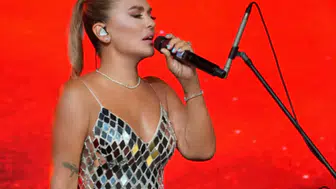 Demet Akalın tatil pozlarıyla sosyal medyayı hareketlendirdi