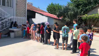 Manisa'da mahalleli Kur'an kursu öğrencilerini sofrada buluşturuyor