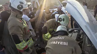 Hatay Altınözü yolunda iki otomobil kafa kafaya çarpıştı