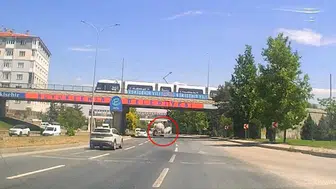 Eskişehir çevre yolunda seyreden tankerin lastiği büyük bir gürültüyle patladı