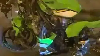 Diyarbakır'da motosiklet sürücüsü refüje çarparak ağır yaralandı