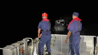 Çeşme açıklarında mahsur kalan 3 kişiyi Sahil Güvenlik kurtardı