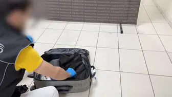 Valizin astarına gizlenen sıvı uyuşturucuyu Mailo fark etti