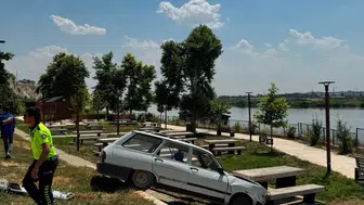 Birecik’te kontrolden çıkan araç bahçeye daldı