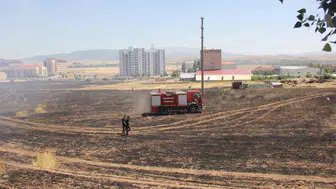 Sivas'ta buğday tarlası yandı dumanlar kazaya yol açtı