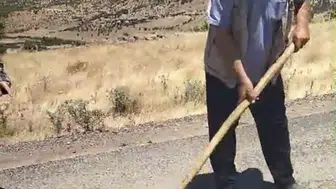 Çermikli köylüler bozulan yolları için kolları sıvadı