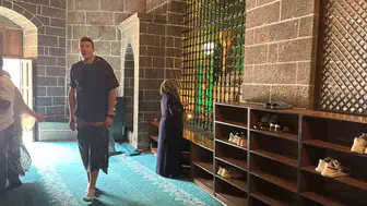 Fransız turistin Diyarbakır'daki cami ziyaretinde örnek davranışı