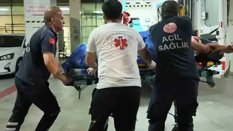 Park kavgası kanlı bitti Bir kişi ağır yaralı