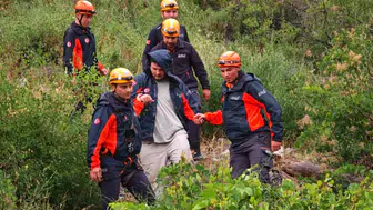 Erzurum Uzundere'de sarp kayalıklarda mahsur kalan genç kurtarıldı