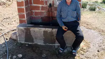 İki kolunu kaybeden Ramazan Kuş köyündeki susuzluğa son veriyor
