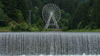 Uzungöl’ün yeşil vadisine 40 metrelik dev dönme dolap kuruldu