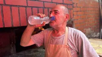 Van’da fırıncıların zorlu mesaisi 300 derece ocak başında geçiyor