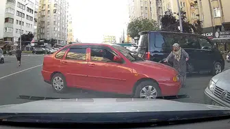 Kayseri'de park kavgası Sürücü bastonlu kadının üzerine aracını sürdü