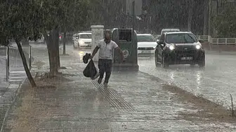 Edirne'de aniden bastıran sağanak şehri teslim aldı